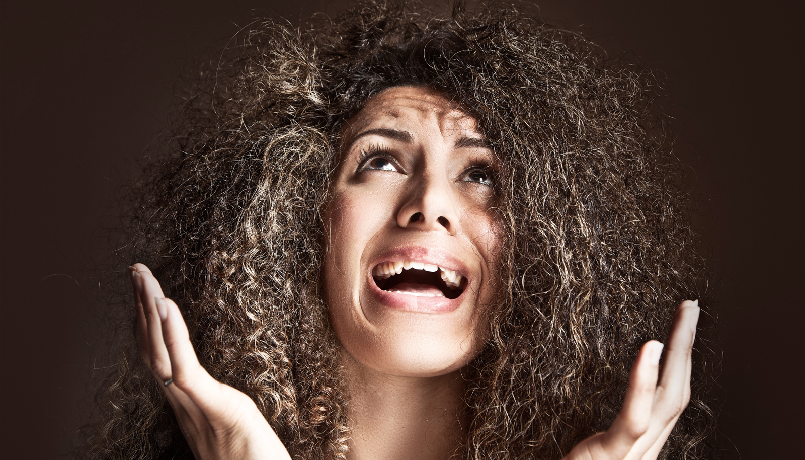 Cabelos com frizz: causas e como tratar de forma eficaz