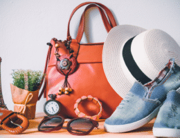 Como usar acessórios para transformar um look simples