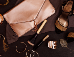 Dicas para transformar um look básico com apenas um acessório