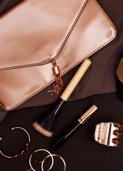 Dicas para transformar um look básico com apenas um acessório