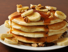 Panqueca doce com banana e canela para o café da manhã