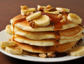 Panqueca doce com banana e canela para o café da manhã