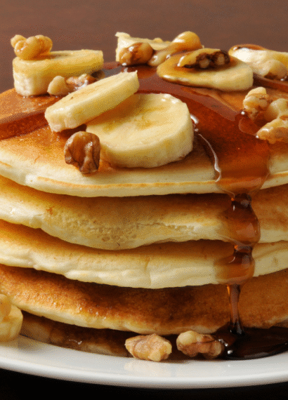 Panqueca doce com banana e canela para o café da manhã
