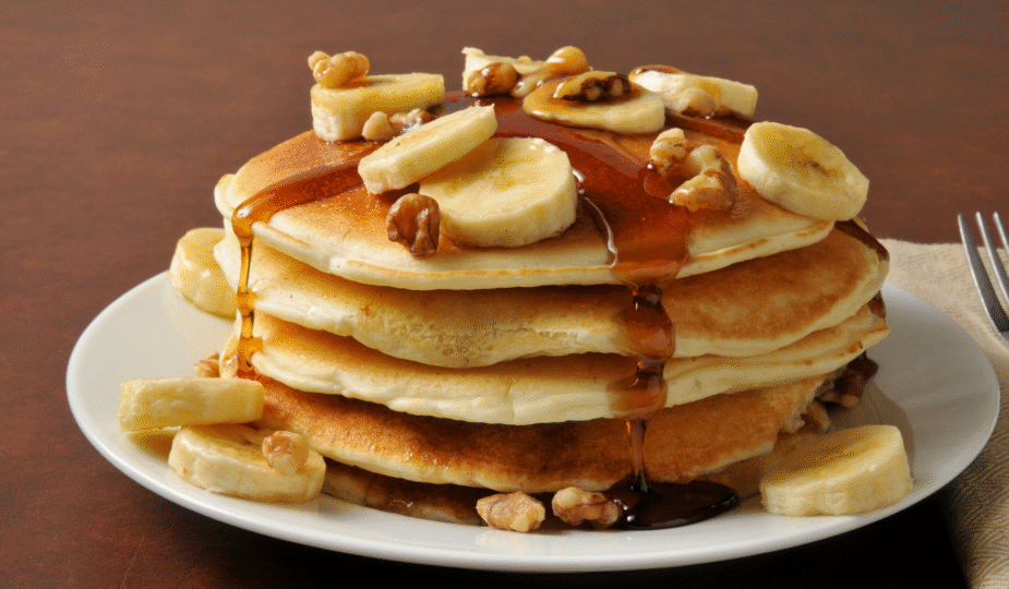 Panqueca doce com banana e canela para o café da manhã